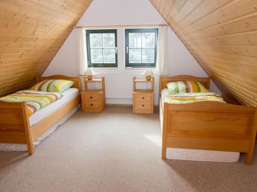 een zolderkamer met 2 bedden en een raam bij Holiday home Zinnwald large in Kurort Altenberg