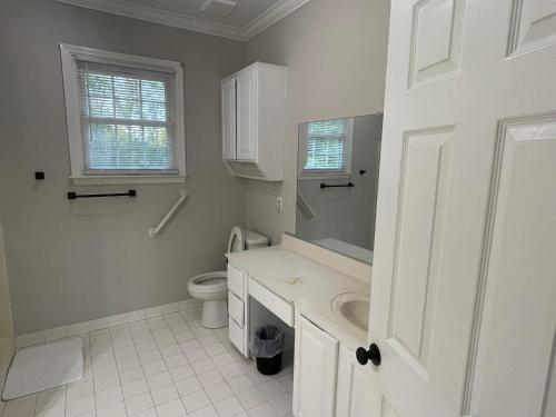 een witte badkamer met een toilet en een wastafel bij 2 Minute Walk To Gate 1 of Masters in Augusta