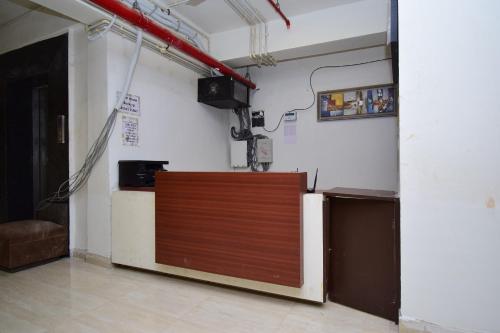 uma garagem com uma porta de madeira num quarto em OYO Flagship Bengal Inn em Sānkrāil
