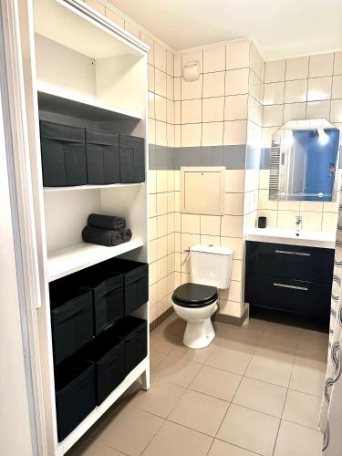 a bathroom with a toilet and a sink at Appartement Entier Montespan - Parking Privé in Évry-les-Châteaux