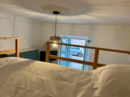 - une chambre avec un lit et un balcon avec une voiture dans l'établissement Studio hyper centre, à Ajaccio