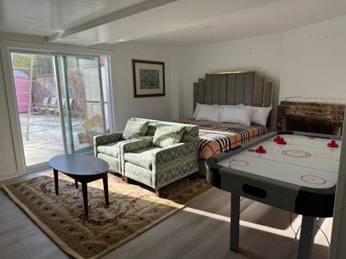 ein Schlafzimmer mit einem Bett, einem Sofa und einem Tisch in der Unterkunft Secluded Turn of the Century Estate Home - 4 acres in Memphis