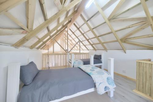 una camera con letto in una stanza con soffitti in legno di House 15 A Kassiesbaai a Arniston