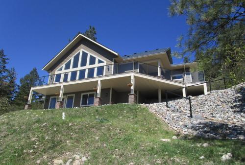 una casa grande en la cima de una colina en Okanagan Lake Sunrise BB en Vernon