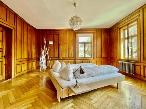 ein Schlafzimmer mit Holzwänden und ein Bett in einem Zimmer in der Unterkunft B&B La Scala in Trin
