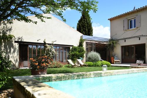 une maison avec une piscine devant une maison dans l'établissement Profitez de la quiétude en bord de rivière, à 5 min du centre ville, à LʼIsle-sur-la-Sorgue