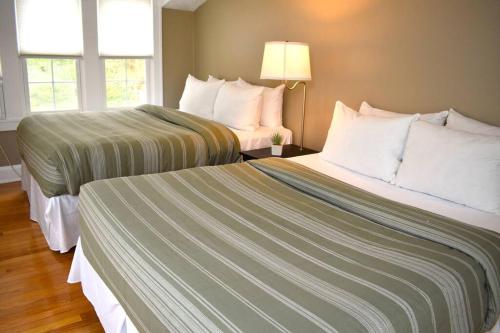 Tempat tidur dalam kamar di The House Hotels - Acadia Farms