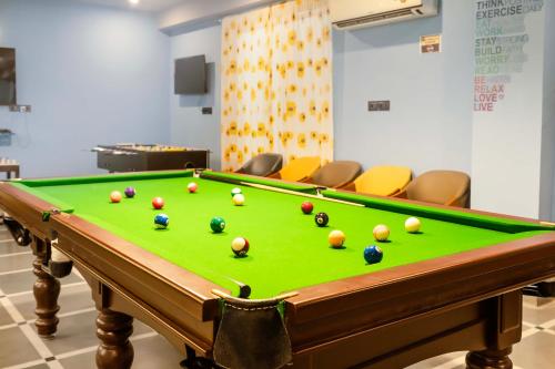 - un billard avec des balles dans une pièce dans l'établissement Sunflower Saga, à Jaipur