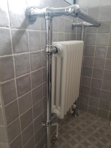 a bathroom with a urinal in a tiled wall at L'ESTAMPE in Auvers-sur-Oise