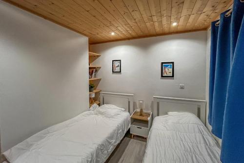 deux lits dans une petite pièce avec dans l'établissement CIEL MONTAGNARD - Apartment with mountain views, à Annecy