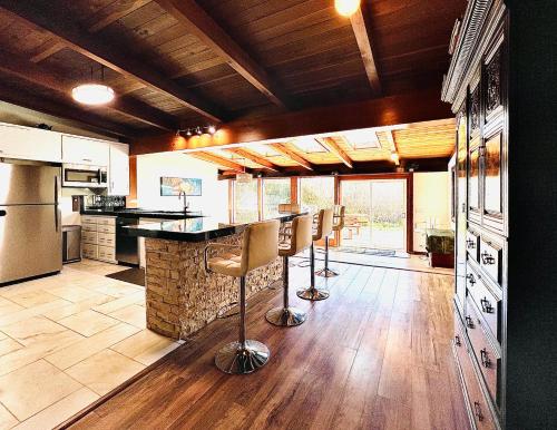 una cucina con bancone e sgabelli di Pacific Sands Vacation Home a Fort Bragg