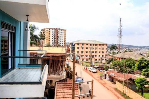 カンパラにあるCity View No 5, Mawanda Road.の建物のバルコニーから市街の景色を望めます。