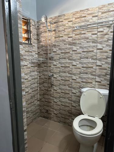 BaguidaにあるMaison 2 chambres Baguidaのトイレとガラスのシャワー付きのバスルーム