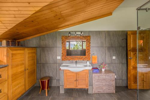 y baño con lavabo y espejo. en SaffronStays Ekam, Chail - forest villa near Chail cricket ground en Shimla