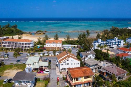 an aerial view of a town with the beach at 【5名様まで宿泊費用変動なし！】落ち着いた雰囲気を味わえる白を基調としたモダンスタイルな貸切一軒家！ in Meta
