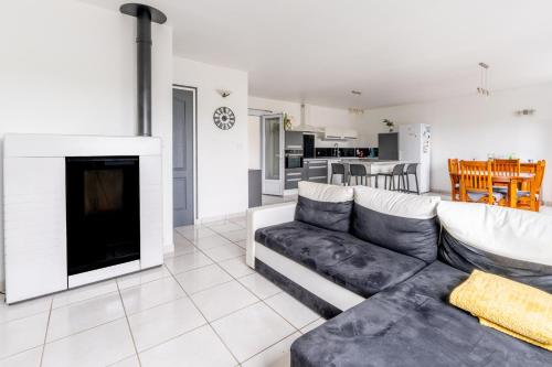 un salon avec un canapé et une cheminée dans l'établissement L'ancrage - 5 minutes de la mer, à La Plaine-sur-Mer