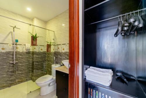 y baño con ducha, aseo y lavamanos. en New Sunshine Homestay, en Hoi An