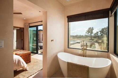 Fotografie z fotogalerie ubytování Sol e Cielo Casa Una rare luxury oasis and pool v destinaci Yucca Valley