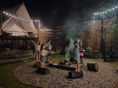 Επισκέπτες που μένουν στο Camp Mai Mee Chue