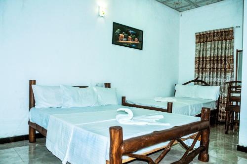 Postel nebo postele na pokoji v ubytování Roam Wings Safari Hotel