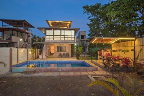 uma casa com piscina no quintal em Campion Villa em Lonavala