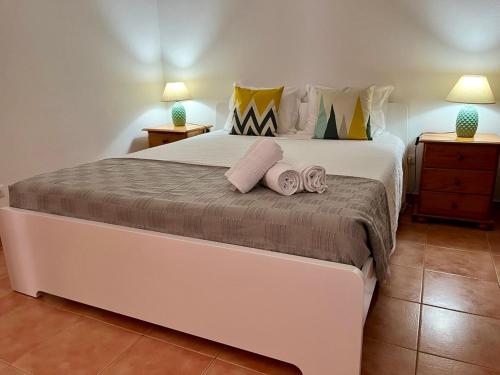 ein Schlafzimmer mit einem großen Bett mit zwei Handtüchern darauf in der Unterkunft Beach Relax Apartment in Porto Santo
