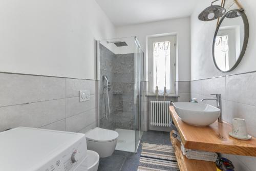bagno bianco con lavandino e servizi igienici di Villetta Melete a Campo nell'Elba
