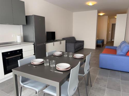 a kitchen and dining room with a table and chairs at Quintarelli home Europa 1 in Negrar