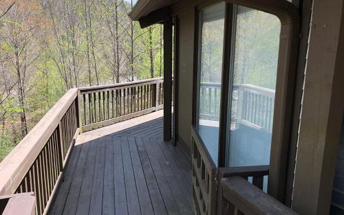 Balkoni atau teres di Chalet 40 - Sip Coffee on the Wraparound Deck with Treetop Views