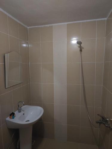 uma casa de banho com um lavatório e um chuveiro em Gogalay Bungalov Hotel -Restoran em Artvin