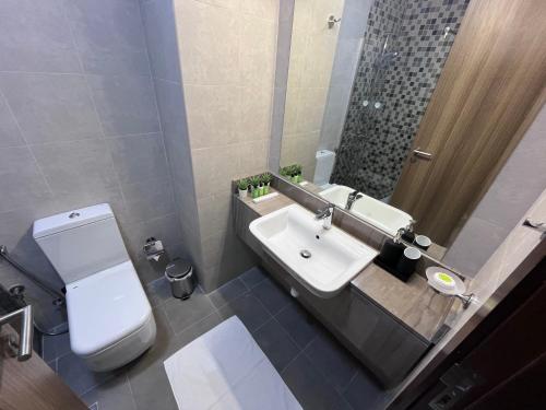 ein Badezimmer mit einem weißen WC und einem Waschbecken in der Unterkunft Super Studio in Dubai in Dubai