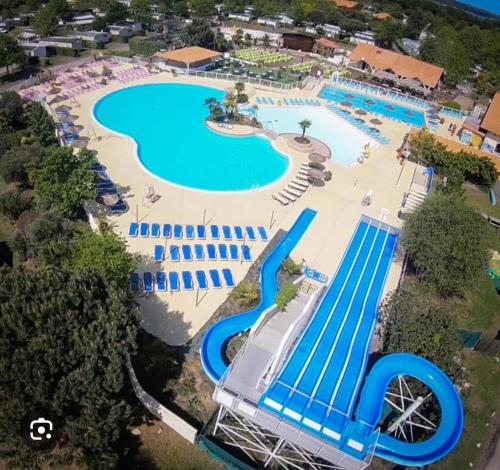 une vue aérienne d'une piscine dans un complexe hôtelier dans l'établissement Mobilhome de 45 m2 - Camping siblu La Réserve 4****, à Gastes