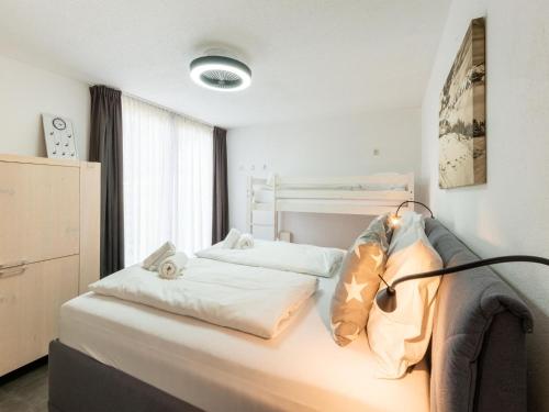 een slaapkamer met 2 bedden en een lamp bij Exclusive ski-in & ski-out apartment in Ellmau in Ellmau