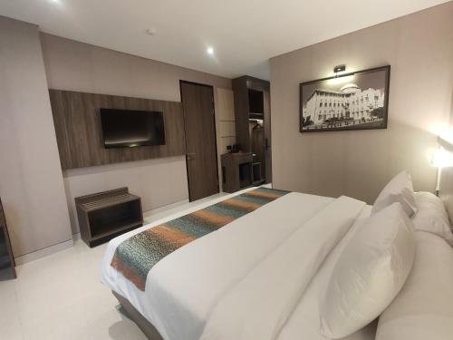 Postel nebo postele na pokoji v ubytování Eno Front One Hotel Semarang