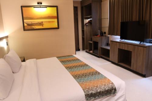 Postel nebo postele na pokoji v ubytování Eno Front One Hotel Semarang