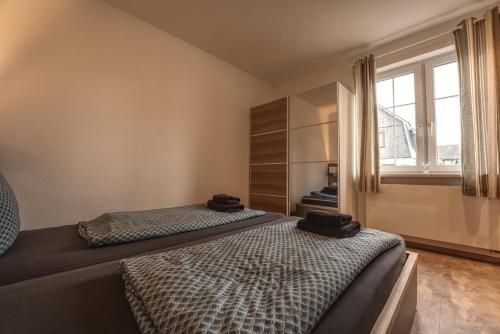 two beds in a room with a window at Haus Susanne in Oberhof