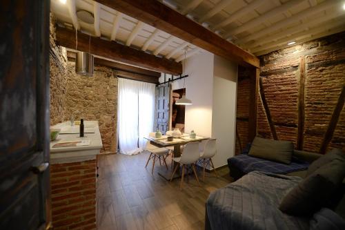 Habitación con cama, mesa y cocina. en Vivienda Uso Turístico Alojería Béjar, en Béjar