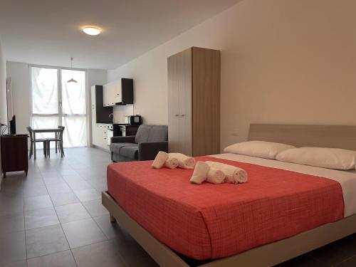 a bedroom with a bed with two towels on it at Quintarelli Home Europa 2 in Negrar