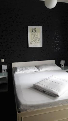 a bed in a bedroom with a picture on the wall at Hotel Goldene Spinne in Vienna