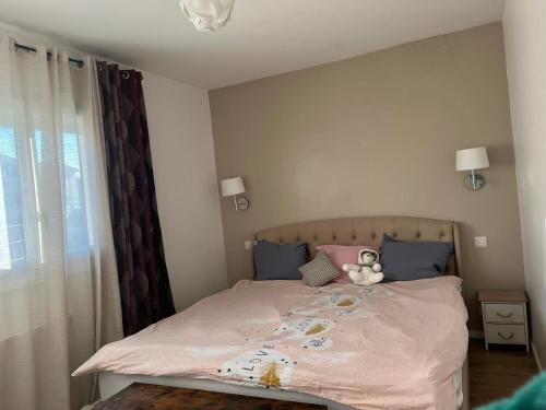 Un dormitorio con una cama con un osito de peluche. en Maison de 4 chambres avec jardin clos a Villepreux, en Villepreux
