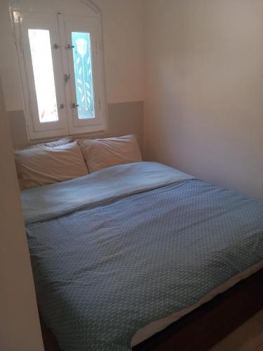 a bed in a small room with a window at Studio in the heart of El Gouna in Hurghada