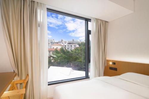 Postel nebo postele na pokoji v ubytování Yolo Vacation Homestay