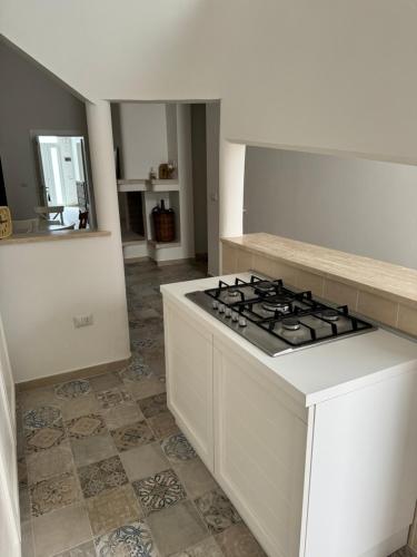 a white stove top oven in a kitchen at Casa Pasana in Torricella