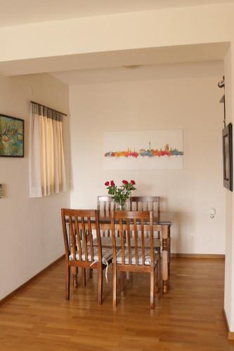 a dining room with a wooden table and chairs at Großes Haus mit traumhaftem Ausblick in Georgioupolis