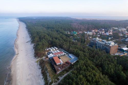 an aerial view of a resort and the beach at Ekskluzywne Apartamenty "Na Wydmach" Międzywodzie by Renters in Międzywodzie