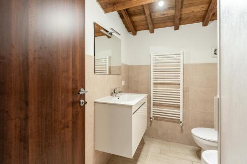 y baño con lavabo blanco y aseo. en La rosa del vento, en Fabbriche di Vallico