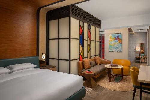 Andaz by Hyatt – Palm Jumeirah في دبي: غرفة نوم مع سرير وغرفة معيشة