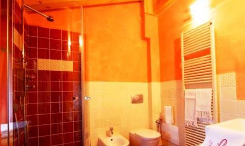 グレッソネイ・ラ・トリニテにあるAnderbattのバスルーム(シャワー、トイレ、シンク付)