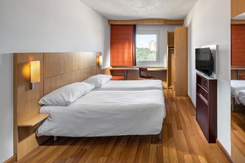 Giường trong phòng chung tại Comfort Hotel Olomouc Centre