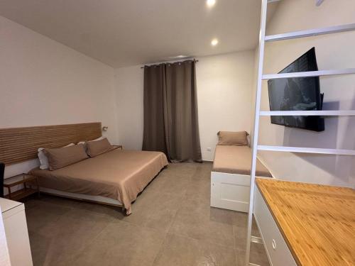 um pequeno quarto com uma cama e uma escada em Palermo Inn em Palermo